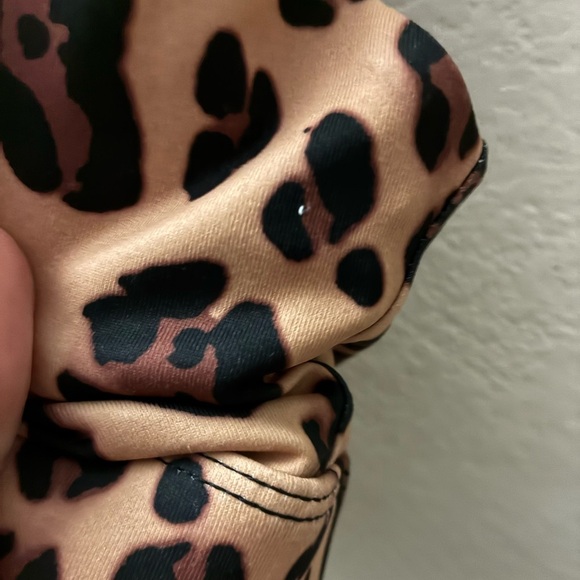 Fabletics Oasis Twist Medium Impact Sports Bra Leopard Print - Picture 12 of 14